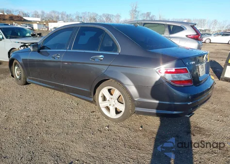 2011 Mercedes-Benz C 300 Luxury 4Matic/Sport 4Matic z USA, uszkodzony, nr VIN WDDGF8BB9BR139784